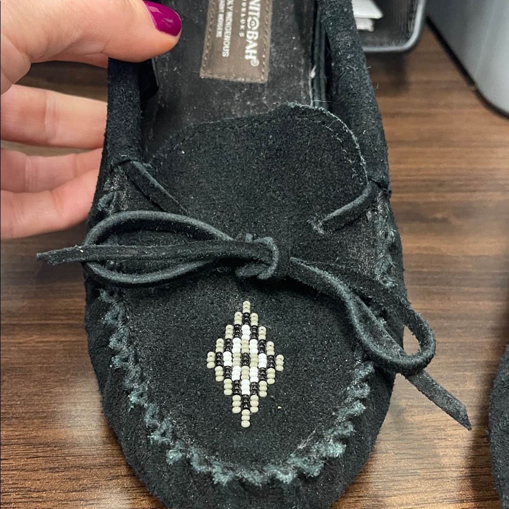 Black Manitobah Moccasins beaded 7 - Picture 3 of 4